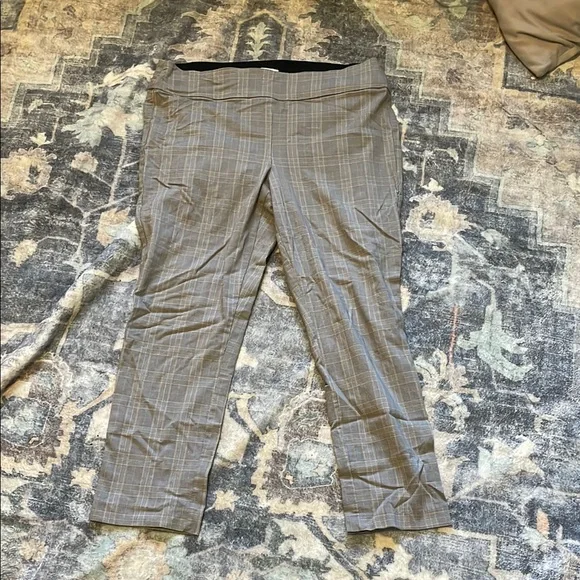 Chic Gray Plaid Women's Cropped Pants - Picture 1 of 6